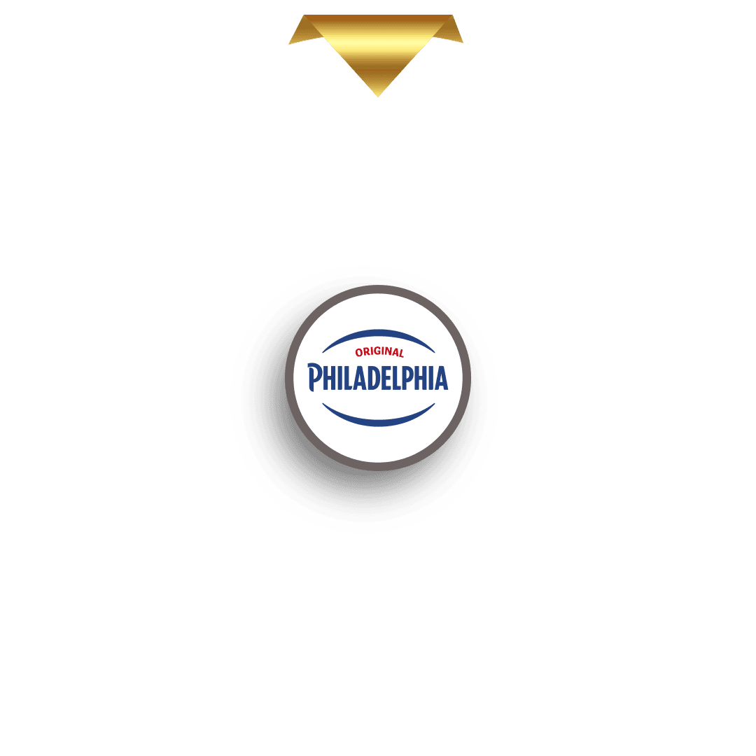 Kultainen, alaspäin suuntautuvan kolmion muotoinen osoitin on sijoitettu pyöreän merkin yläpuolelle, jonka keskellä on tyylitelty, kimaltava kultainen M-kirjain. Merkki heittää varjon, ja se on suunniteltu kohdistettavaksi palkintopyörän yläosaan (ei kuvassa).